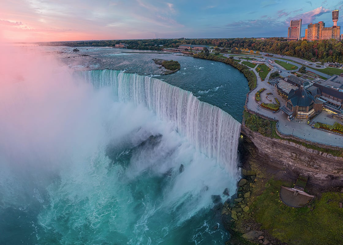 Lever du soleil sur les chutes Niagara