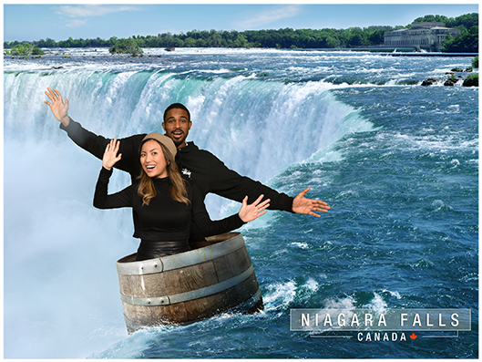 Un couple dans une scène de réalité augmentée aux chutes Niagara