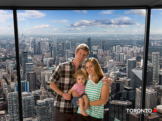 Portrait de famille devant la silhouette de Toronto